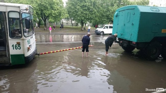 Машины падают в воду