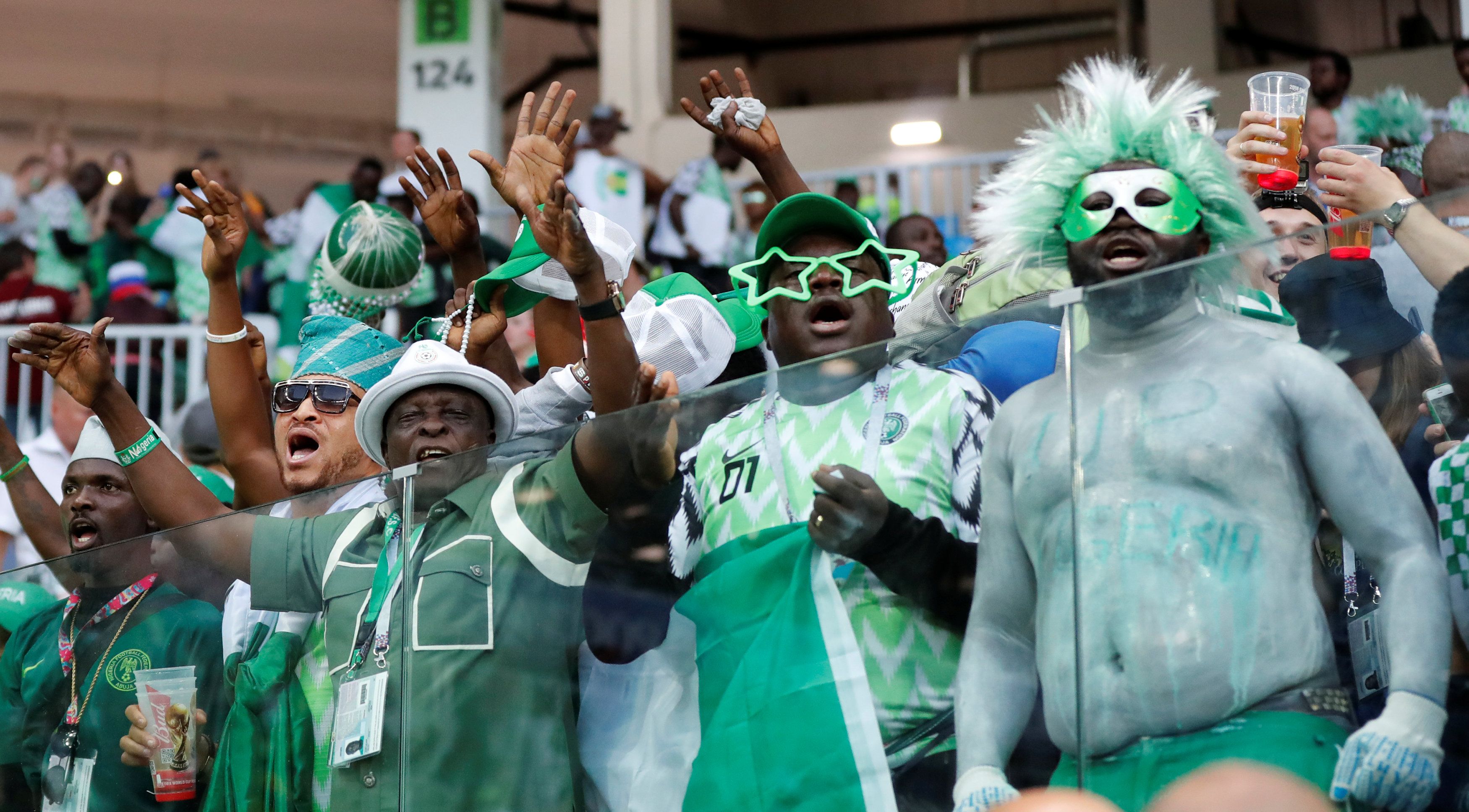 Нигерийские фанаты празднуют успех своей команды