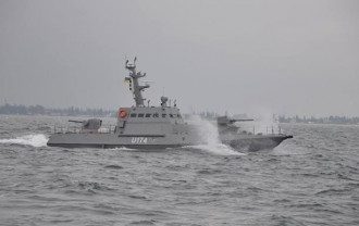 По украинскому катеру на Азове из пушки стрелял российский пограничный сторожевой корабль
