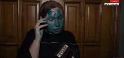 "Коп развернулся и ушел": мать погибшего нардепа Бережной радикалы облили зеленкой. Видео