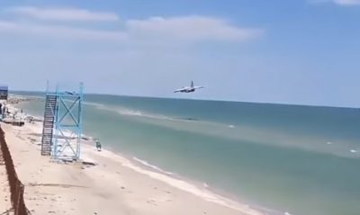 Штурмовик Су-25 пролетел в нескольких метрах над украинским пляжем