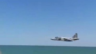 Штурмовик Су-25 во время полета над пляжем