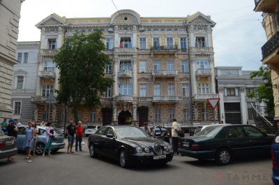 В Одессе Jaguar протаранил сразу 4 авто: видео и фото