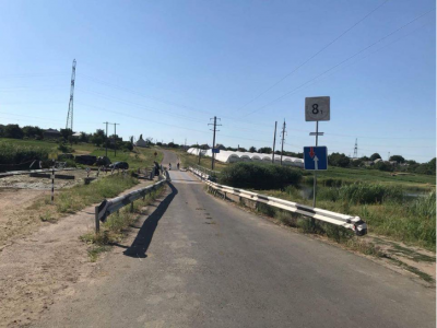 Под Николаевом перегруженные фуры затопили мост через Ингул: фото