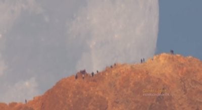 Лопес снял, как гигантская Луна надвигается на людей. Лопес снял, как гигантская Луна надвигается на людей.