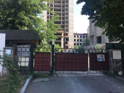 Именно там выглядит вход на террорию, где обнаружили повешенного