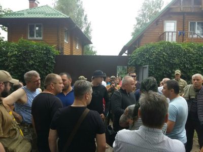 В Конча-Заспе националисты из С14 снесли забор для доступа к реке Днепр: фото