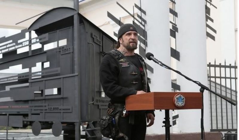 В России любимый байкер Путина открыл памятник участникам ВОВ с орфографической ошибкой:фото