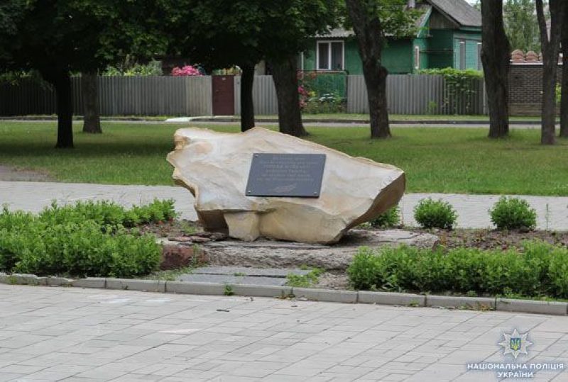 В Сумах на памятник Героям Майдана справили нужду