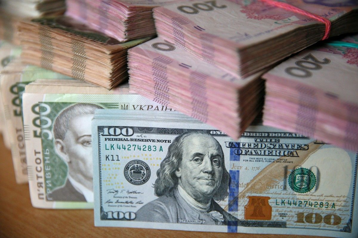 Доллар неожиданно упал ниже 25 гривен