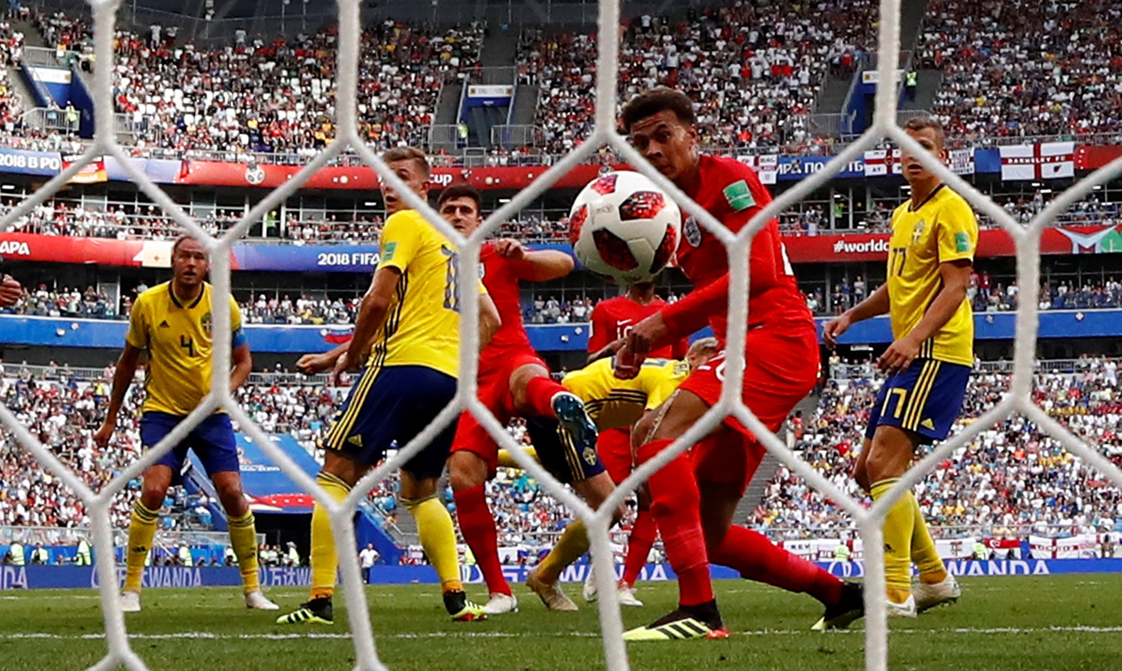 Швеция &ndash; Англия: Магуайр головой отправил мяч в сетку.