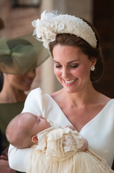 В Лондоне королевская семья окрестила принца Луи: трогательные фото