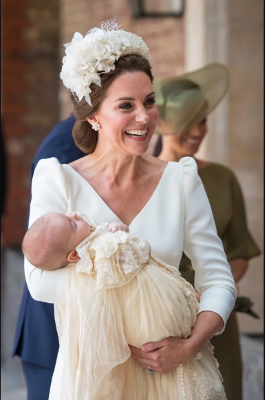 В Лондоне королевская семья окрестила принца Луи: трогательные фото