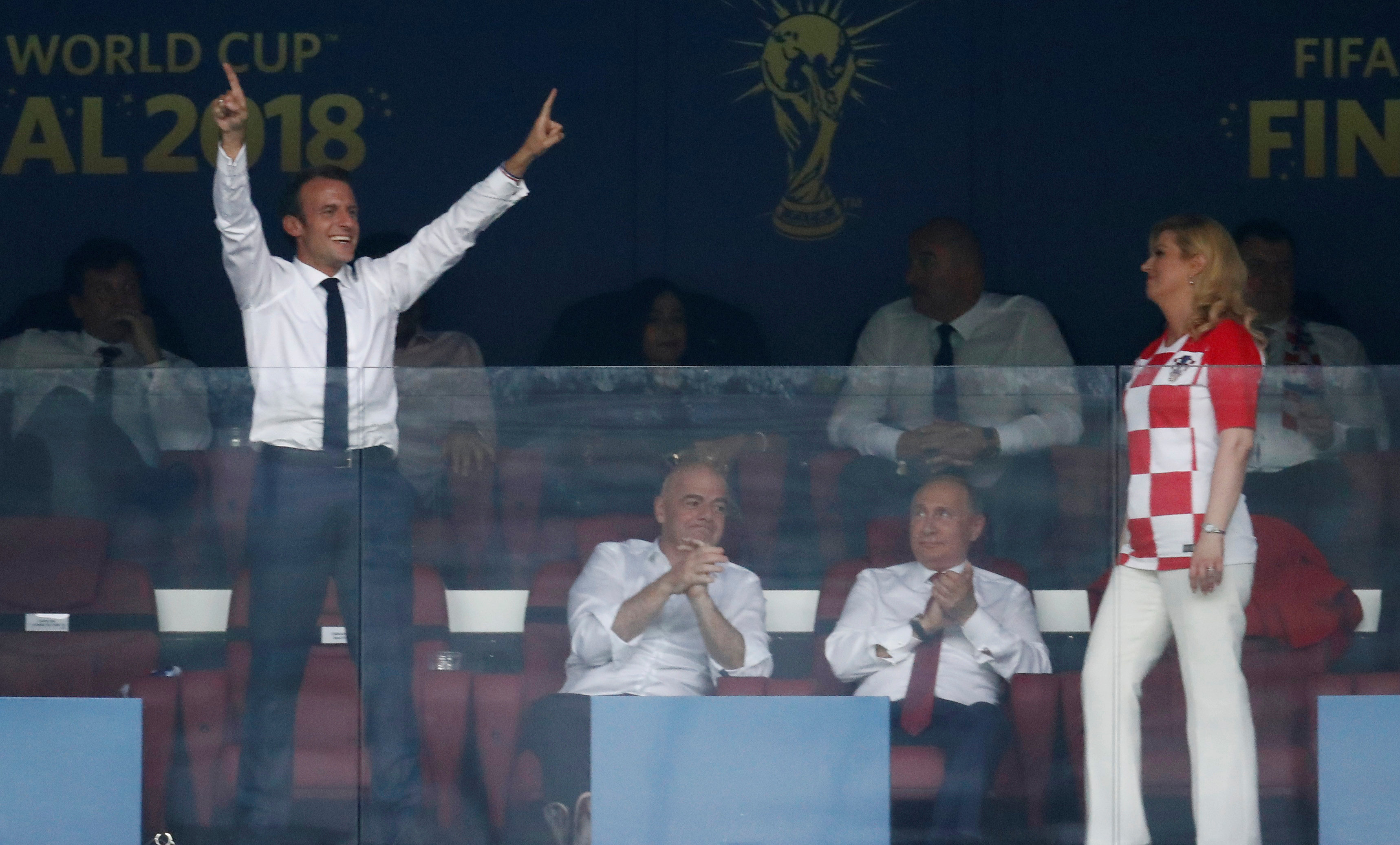 Радость президента Франции после четвертого гола команды Дешама.