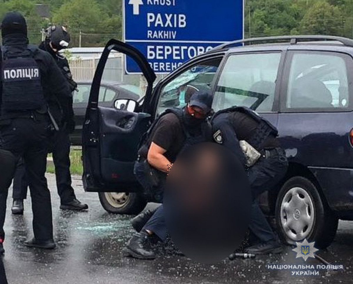 Новости закарпатья сегодня. Сотрудники полиции со стрельбой задержали. Мукачево полиция. Стрельба во время задержания. Красная карточка при задержании стрелять.