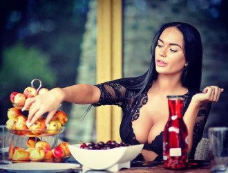 Актриса считает своим главным козырем пышную грудь, и всячески старается на фото подчеркнуть свой бюст Актриса считает своим главным козырем пышную грудь, и всячески старается на фото подчеркнуть свой бюст