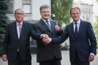 Жан-Клод Юнкер (слева), Петр Порошенко и Дональд Туск (справа) на саммите Украина-Ес в Киеве 2017 г.