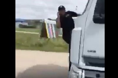 В Черновцах нарушитель вез инспектора-зацепера на капоте грузовика пять километров: видео