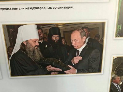 "Там Божьего нет". Сеть "взорвалась" негодованием из-за снимков Путина в Лавре: фото
