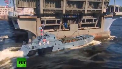 На российском военно-морском параде десантный катер врезался в опору моста, видео