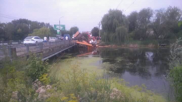 В Хмельницком многотонный грузовик упал с моста в реку: жуткие фото