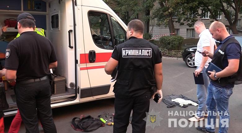 В Киеве мужчину ударили ножом в шею, он скончался
