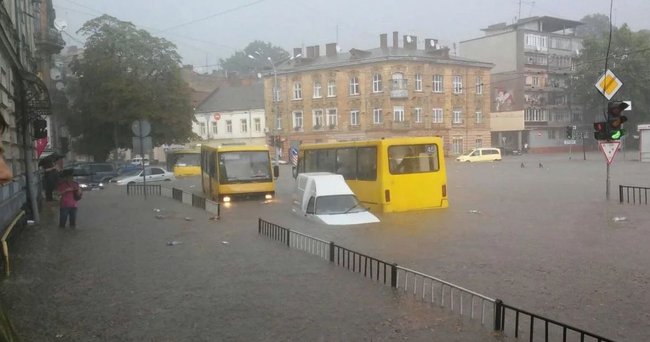 Соцсети отреагировали на грандиозный потоп во Львове