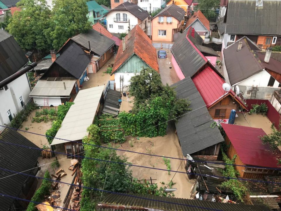 Вода в домах и разрушенный мост: Рахов затопило после мощного ливня