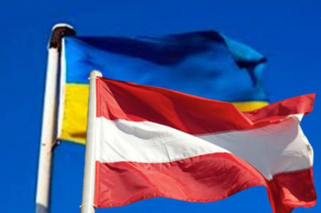 Флаги Украины и Австрии