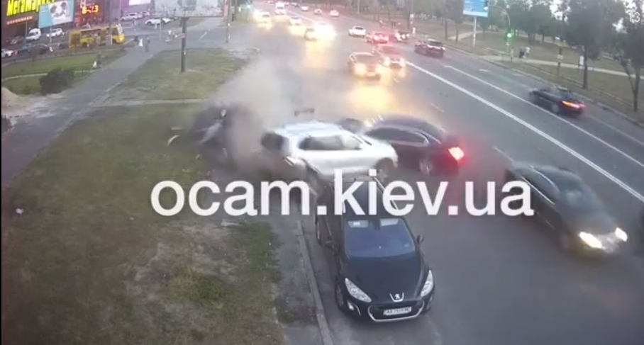 В Киеве автомобиль смахнул с обочины припаркованные там машины - появилось видео