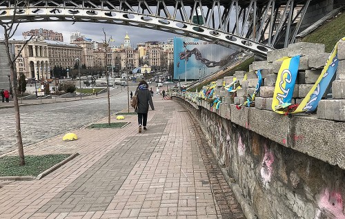 Аллея Небесной сотни; по ней запрещено ездить на автомобилях, только пешком