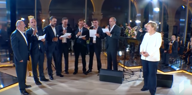 Меркель спела с грузинским хором немецкую песню: опубликовано видео