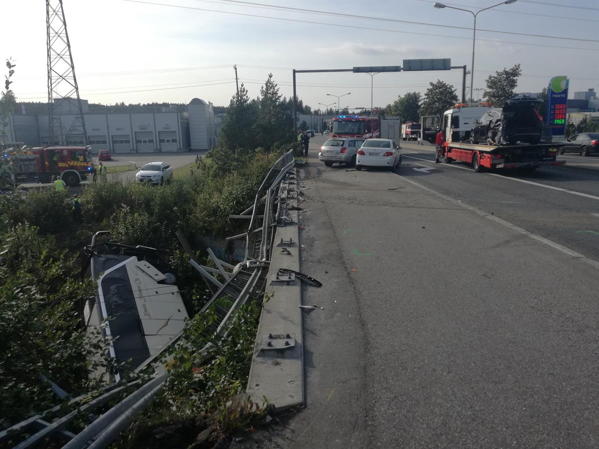 Автобус легко проломил заграждение и упал на бок