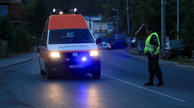 Скорые вывозят раненых пассажиров в ближайшие больницы
