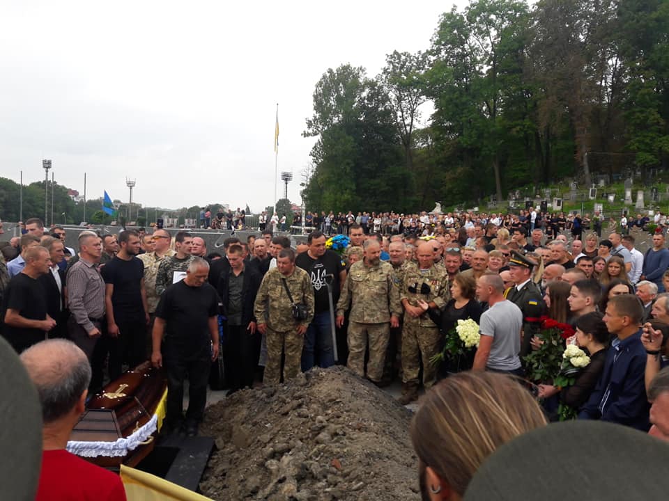 Борьба за топор в гробу: во Львове подрались на похоронах бойца АТО