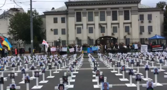 Кресты с фото и сожжение портрета Путина. Под посольством РФ провели акцию в память о погибших в Иловайском "котле" Кресты с фото и сожжение портрета Путина. Под посольством РФ провели акцию в память о погибших в Иловайском "котле"