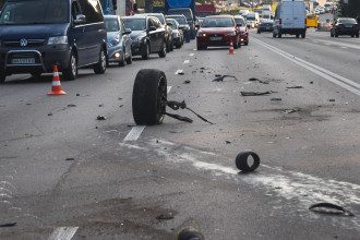 В Киеве из-за отпавшего колеса произошло тройное ДТП В Киеве из-за отпавшего колеса произошло тройное ДТП