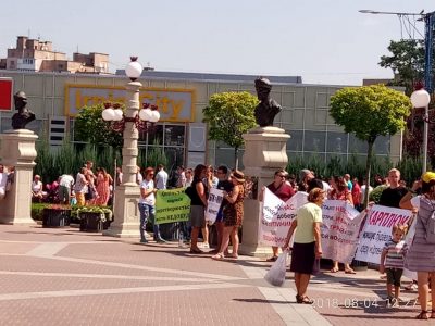 В Ирпене жертвы аферы застройщиков перекрыли въезд в город: фото
