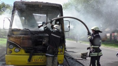 В Чернигове посреди дороги полыхнула маршрутка, опубликованы фото