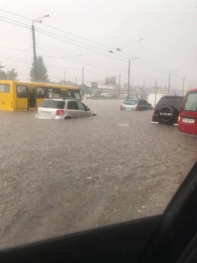 "По пояс в воде": Львов затопило сильнее, чем Киев
