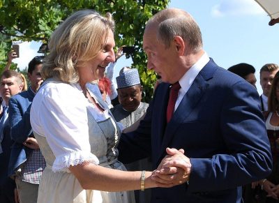 Пригласившая Путина на свадьбу глава МИД Австрии поддержала санкции против России