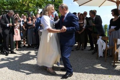 Путин привез подарки и пробыл на свадьбе один час / Фото: Reuters Путин привез подарки и пробыл на свадьбе один час / Фото: Reuters