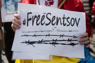В Киеве у посольства РФ десятки людей собрались на акции в поддержку Олега Сенцова