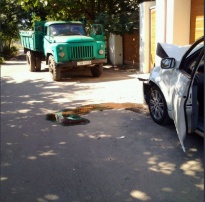 Активисты в последнюю секунду успели покинуть машину Активисты в последнюю секунду успели покинуть машину