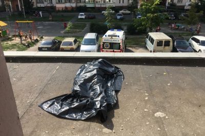 В Киеве из окна выбросилась 15-летняя девочка