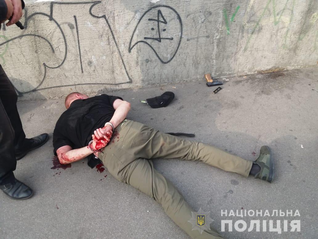 В Киеве в троллейбусе мужчина открыл огонь, обошлось без пострадавших