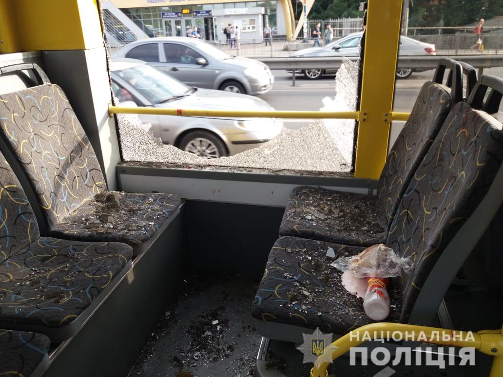 В Киеве в троллейбусе мужчина открыл огонь, обошлось без пострадавших