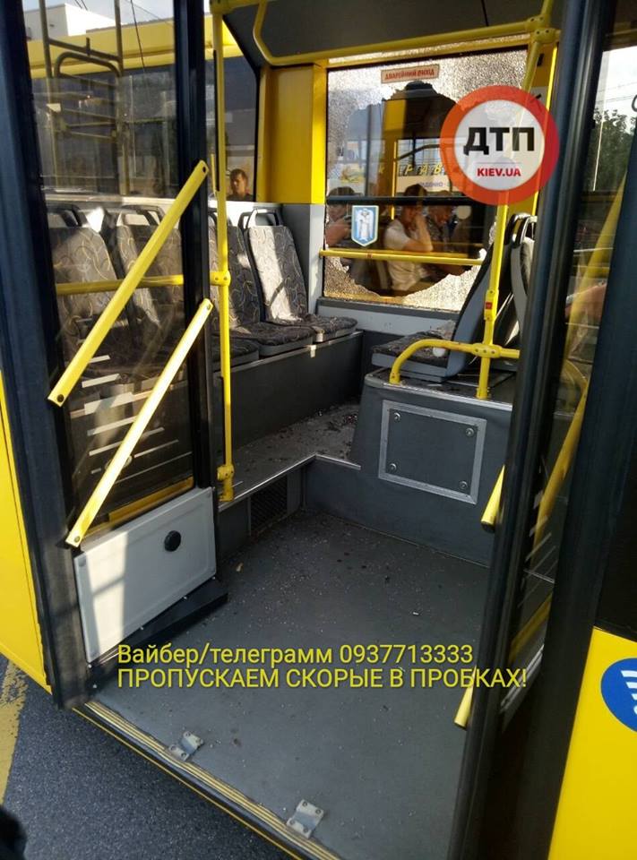 В Киеве в троллейбусе мужчина открыл огонь, обошлось без пострадавших