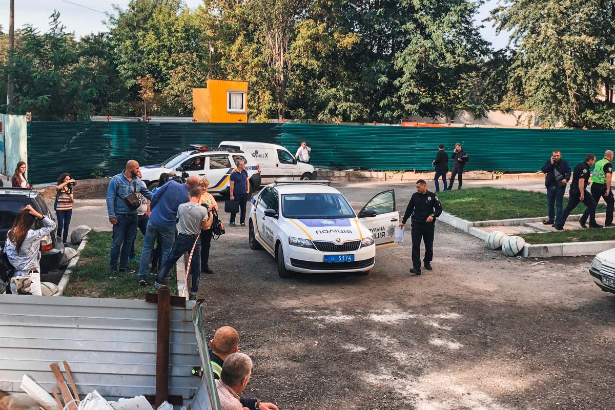 В Киеве металлическая конструкция упала с новостройки и убила женщину В Киеве металлическая конструкция упала с новостройки и убила женщину