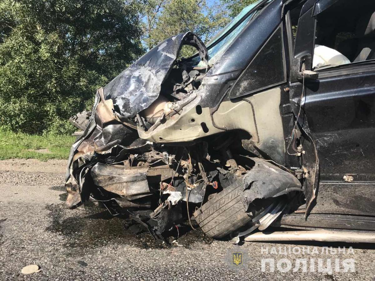 На Запорожье столкнулись два авто, погибли четыре человека На Запорожье столкнулись два авто, погибли четыре человека